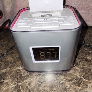 Audiovox Venturer dual alarm clock, which features an AM/FM radio and iPod